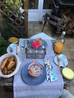 Outdoor dining - The Nico Zen Home Workshop (Vendargues)