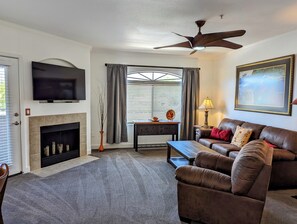Una Smart TV, una chimenea, libros