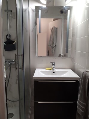 Combined shower/bathtub, toilet paper