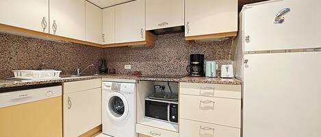 ثلاجة، ميكروويف، فرن، غسالة أطباق