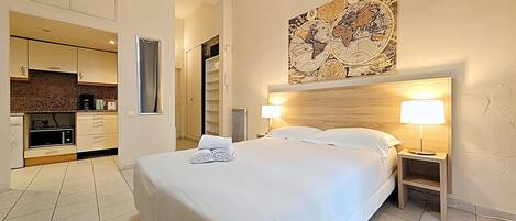 1 bedroom, desk, internet, bed sheets