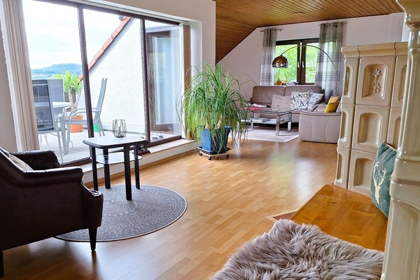 Gesamtansicht Wohnraum und Dachloggia mit Aussicht