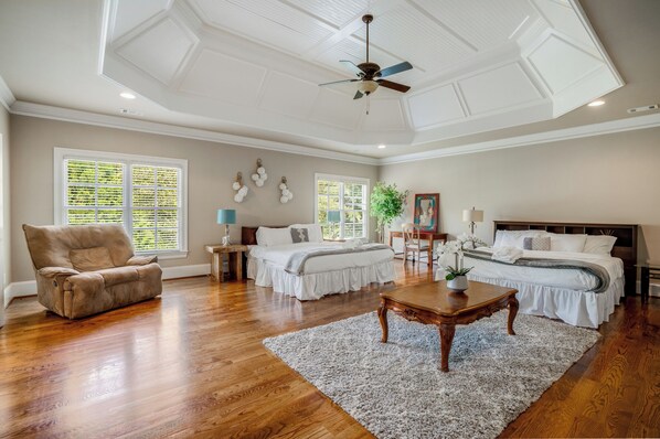 7 bedrooms, desk, iron/ironing board, travel crib