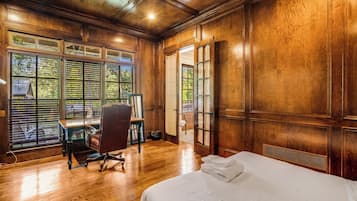 7 bedrooms, desk, iron/ironing board, travel crib