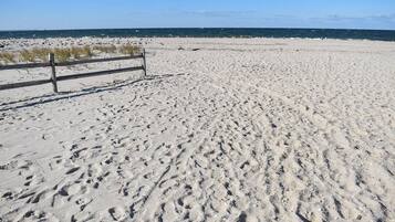 Beach nearby, sun loungers, beach towels