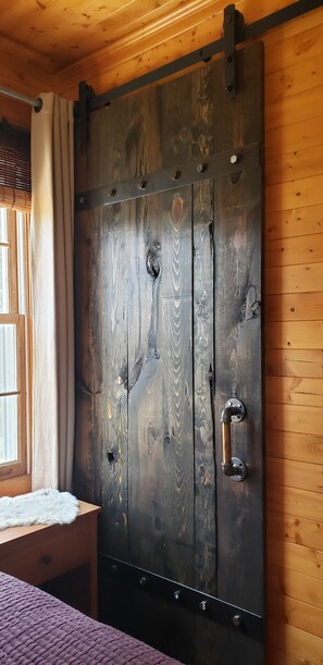 4 bedrooms, travel cot, free WiFi, bed sheets - The Mineshaft - Secluded Cabin with Trailer Parking (Lead)