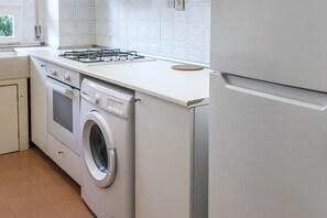 Een koelkast, een oven