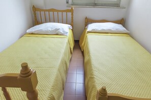 3 bedrooms, bed sheets - M061 - Marcelli, three-room apartment with garden 150 meters from the sea (Marcelli)