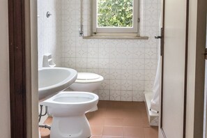 Douche, bidet, serviettes fournies