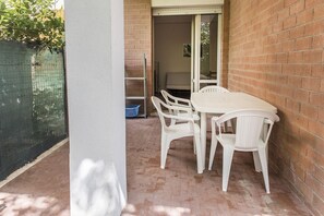 Outdoor dining - M061 - Marcelli, three-room apartment with garden 150 meters from the sea (Marcelli)