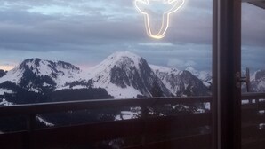 Un paisaje montañoso con un letrero de ciervo de neón.
