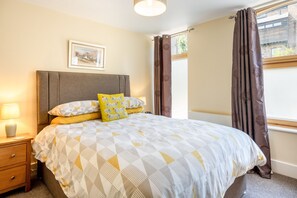 2 bedrooms, iron/ironing board, internet