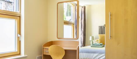 2 bedrooms, iron/ironing board, Internet