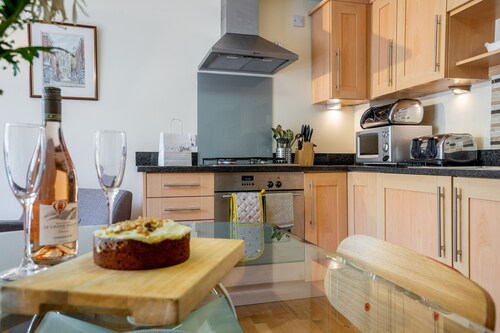 Lovely ground floor apartment near Museum Gardens