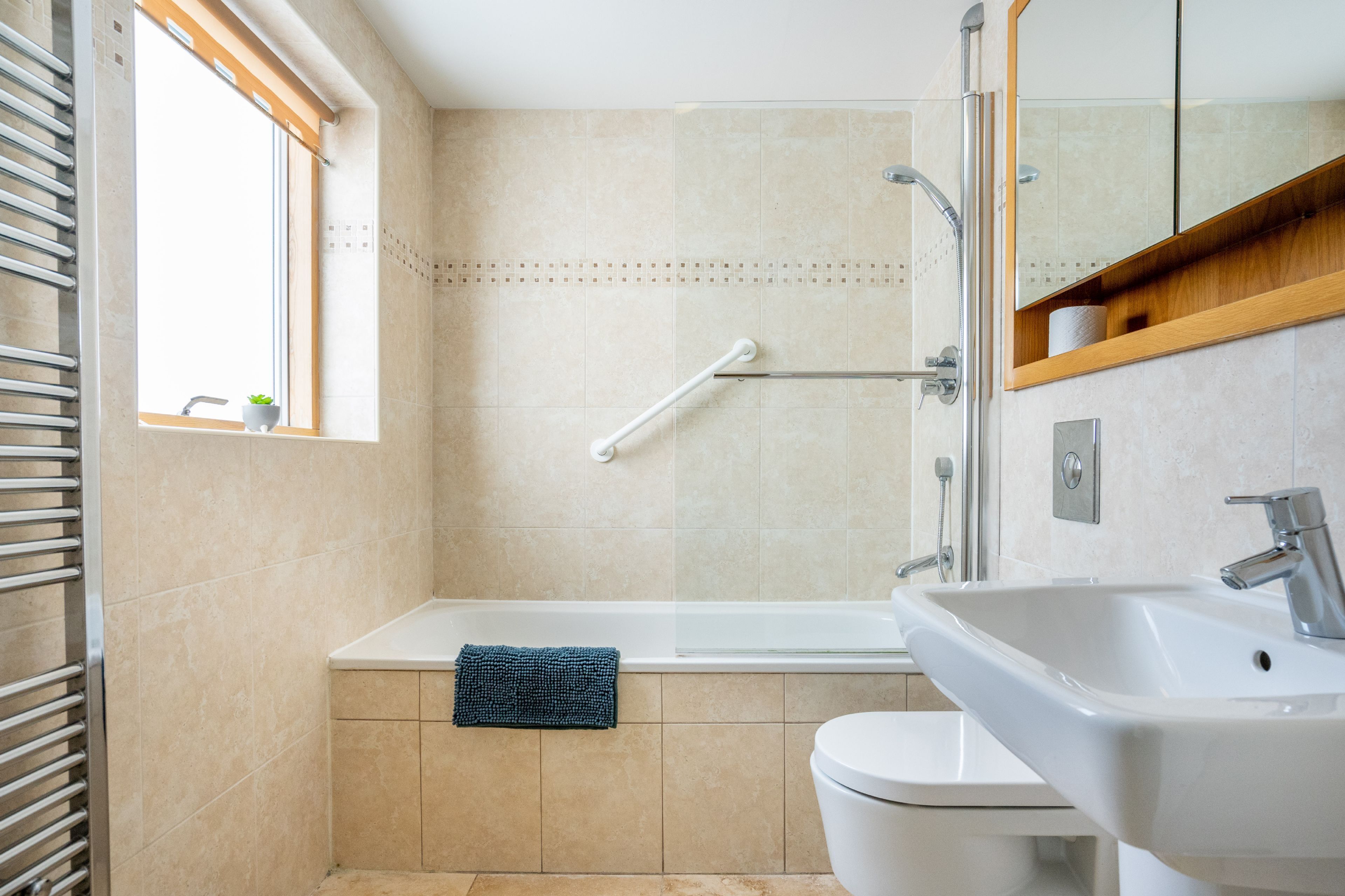 Ensemble douche/baignoire, sèche-cheveux, serviettes fournies