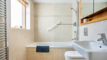 Ensemble douche/baignoire, sèche-cheveux, serviettes fournies