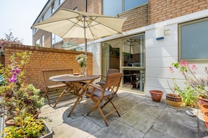 Outdoor dining - Lovely ground floor apartment near Museum Gardens (York)