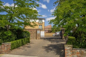 Exterior - Lovely ground floor apartment near Museum Gardens (York)
