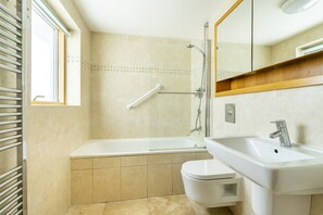 Combined shower/bathtub, hair dryer, towels - Lovely ground floor apartment near Museum Gardens (York)