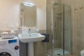 Doccia, asciugacapelli, asciugamani, sapone