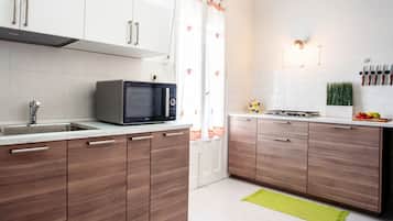 Kühlschrank, Mikrowelle, Ofen, Geschirrspüler