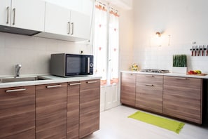 Een koelkast, een magnetron, een oven, een vaatwasser