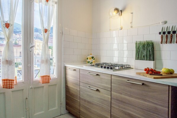 Kühlschrank, Mikrowelle, Ofen, Geschirrspüler