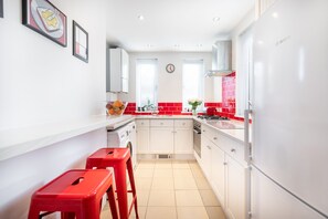 Fridge, microwave, oven, stovetop - 2 bedroom stylish flat: quiet area, good transport links (London)