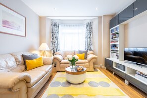 TV - 2 bedroom stylish flat: quiet area, good transport links (London)