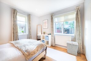 2 bedrooms, iron/ironing board, WiFi, bed sheets - 2 bedroom stylish flat: quiet area, good transport links (London)