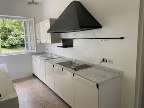 Frigorífico, microondas, horno y placa de cocina