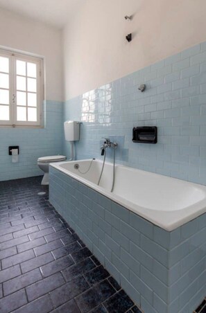 Ducha y bañera combinadas, secador de pelo, bidé y toallas