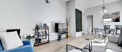 Smart-tv, bøger, stereoanlæg