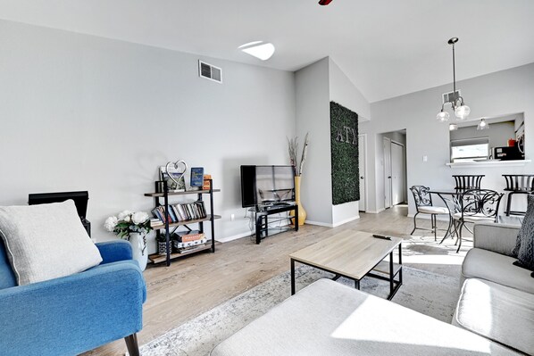 Smart TV, libri, impianto stereo