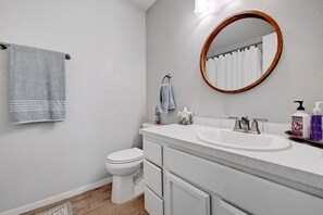 Combinazione doccia/vasca, asciugamani, sapone, carta igienica