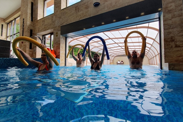 Piscine couverte, piscine extérieure, parasols de plage, chaises longues