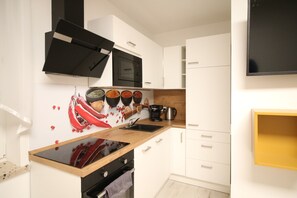 Een koelkast, een magnetron, een oven, een kookplaat