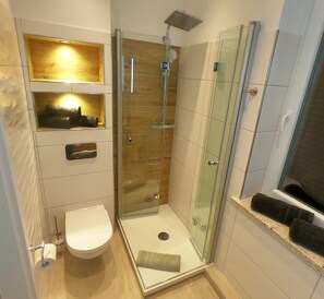 Een haardroger, handdoeken, zeep, toiletpapier