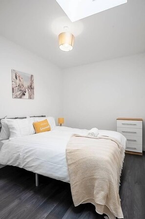 2 bedrooms, premium bedding, individually decorated - Luxury 2 Bedroom Town Centre (Cheltenham)