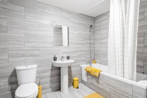 Bathroom - Luxury 2 Bedroom Town Centre (Cheltenham)