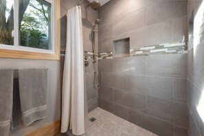 Ensemble douche/baignoire, sĂšche-cheveux, serviettes fournies, savon