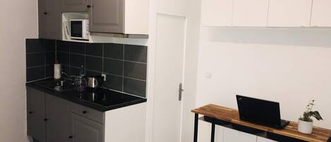 Réfrigérateur, micro-ondes, plaque de cuisson, bouilloire électrique