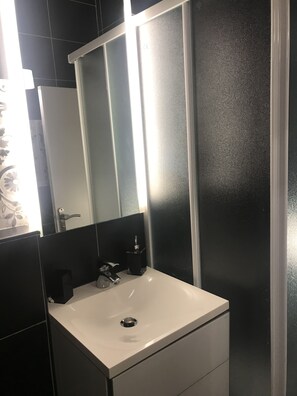 Shower, hair dryer, towels, soap - Cozy & modern studio - Paris 17 - Batignolles / Épinettes district (Paris)