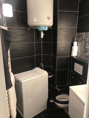 Douche, sèche-cheveux, serviettes fournies, savon