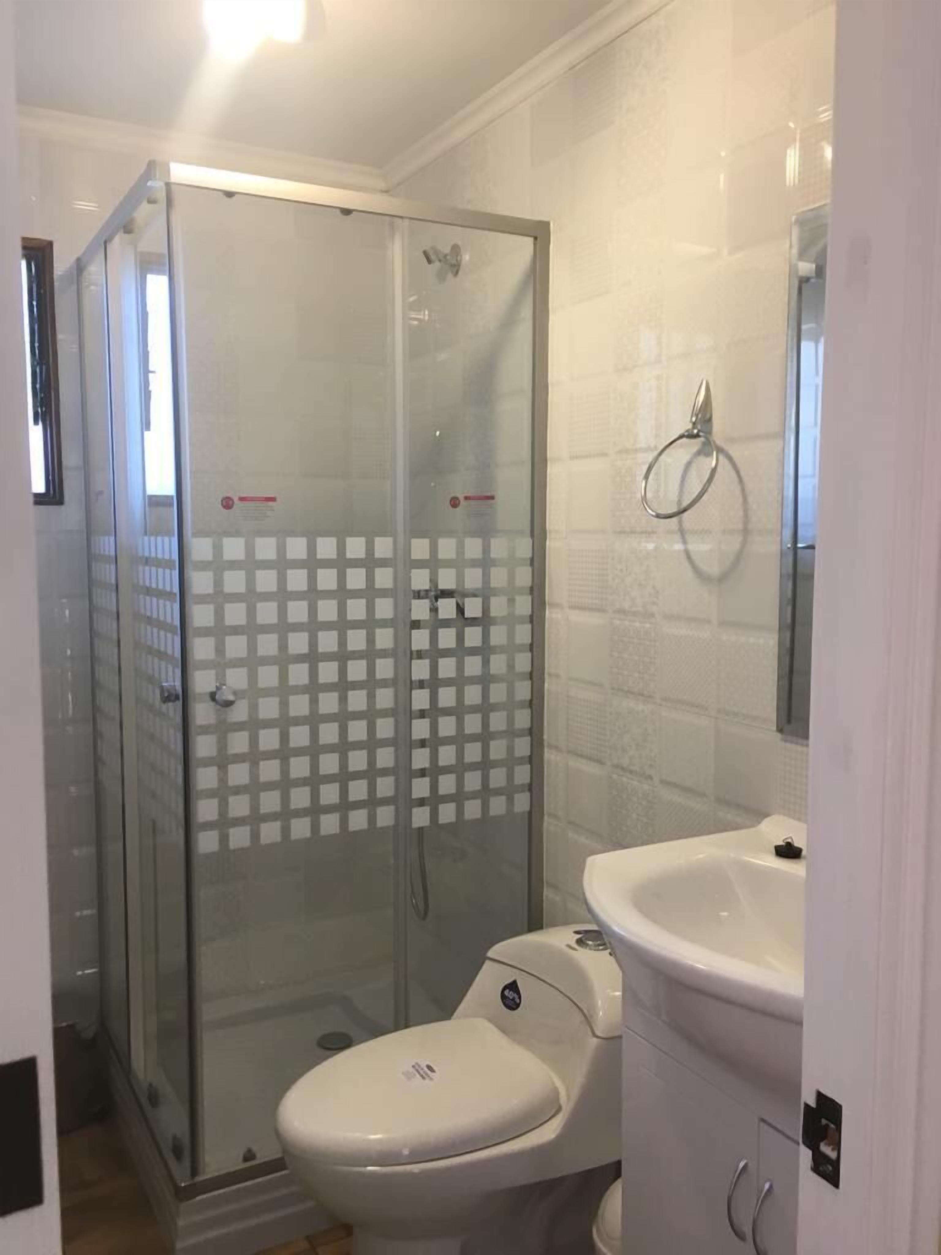 Sèche-cheveux, serviettes fournies, savon, papier toilette
