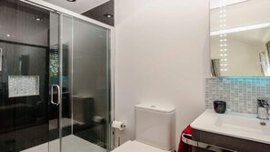 浴槽、ヘアドライヤー、タオル