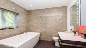 Badewanne, Haartrockner, Handtücher, Shampoo