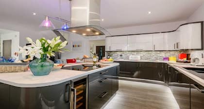 Luxurious Villa - Hot Tub - Garden - 3 Bath - Pets