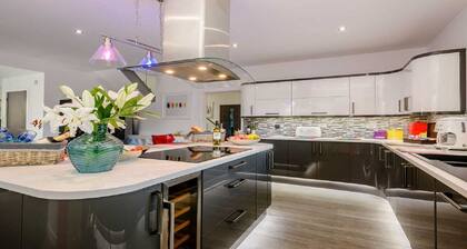 Luxurious Villa - Hot Tub - Garden - 3 Bath - Pets