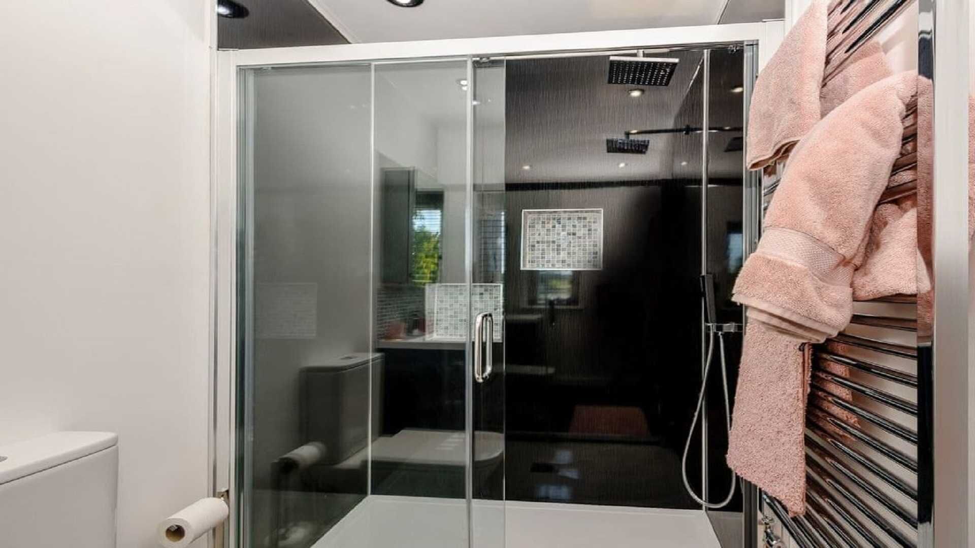 Baignoire, sèche-cheveux, serviettes fournies, shampoing